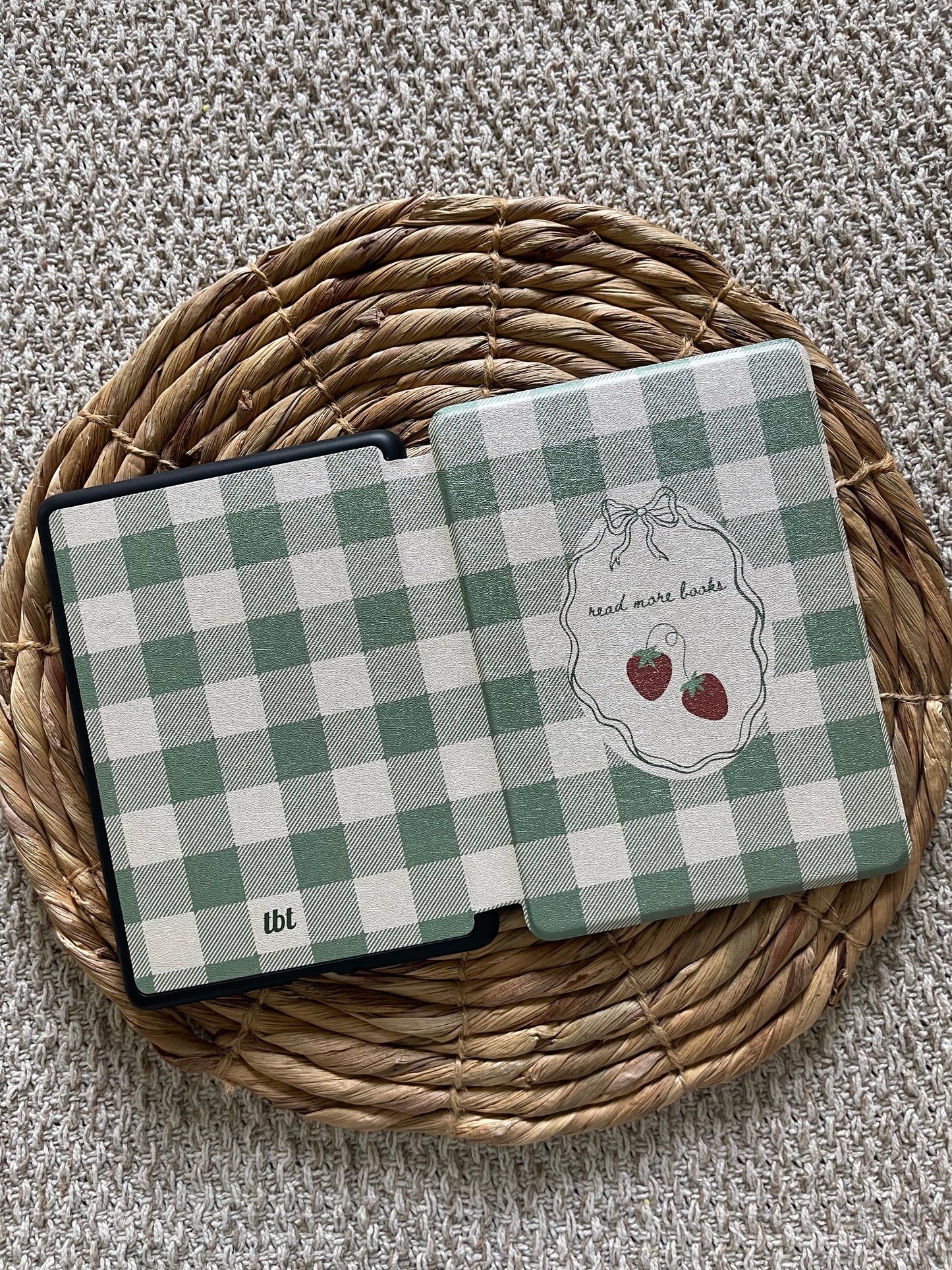 Cottage Gingham | Magnetic Kindle Case