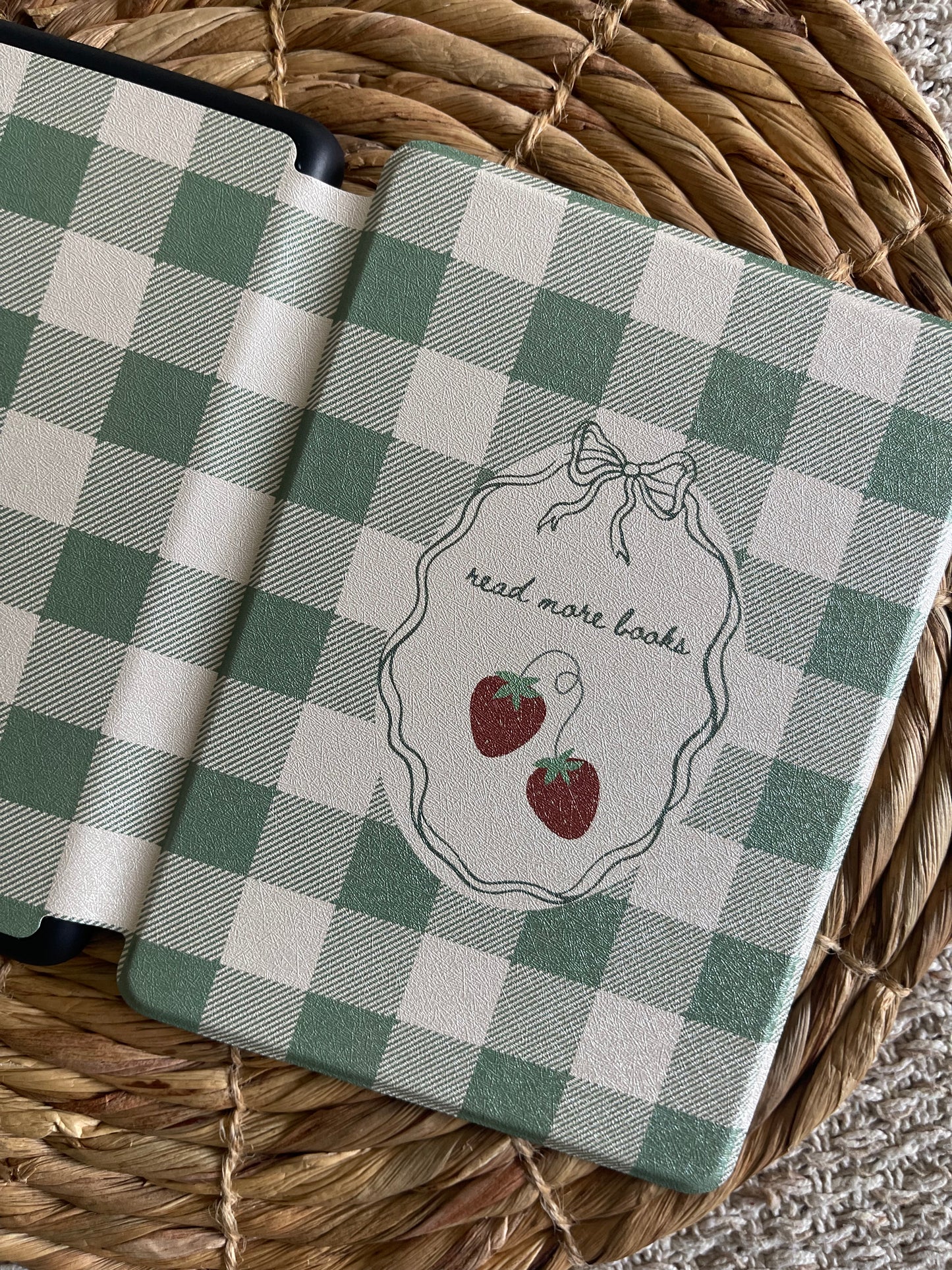 Cottage Gingham | Magnetic Kindle Case